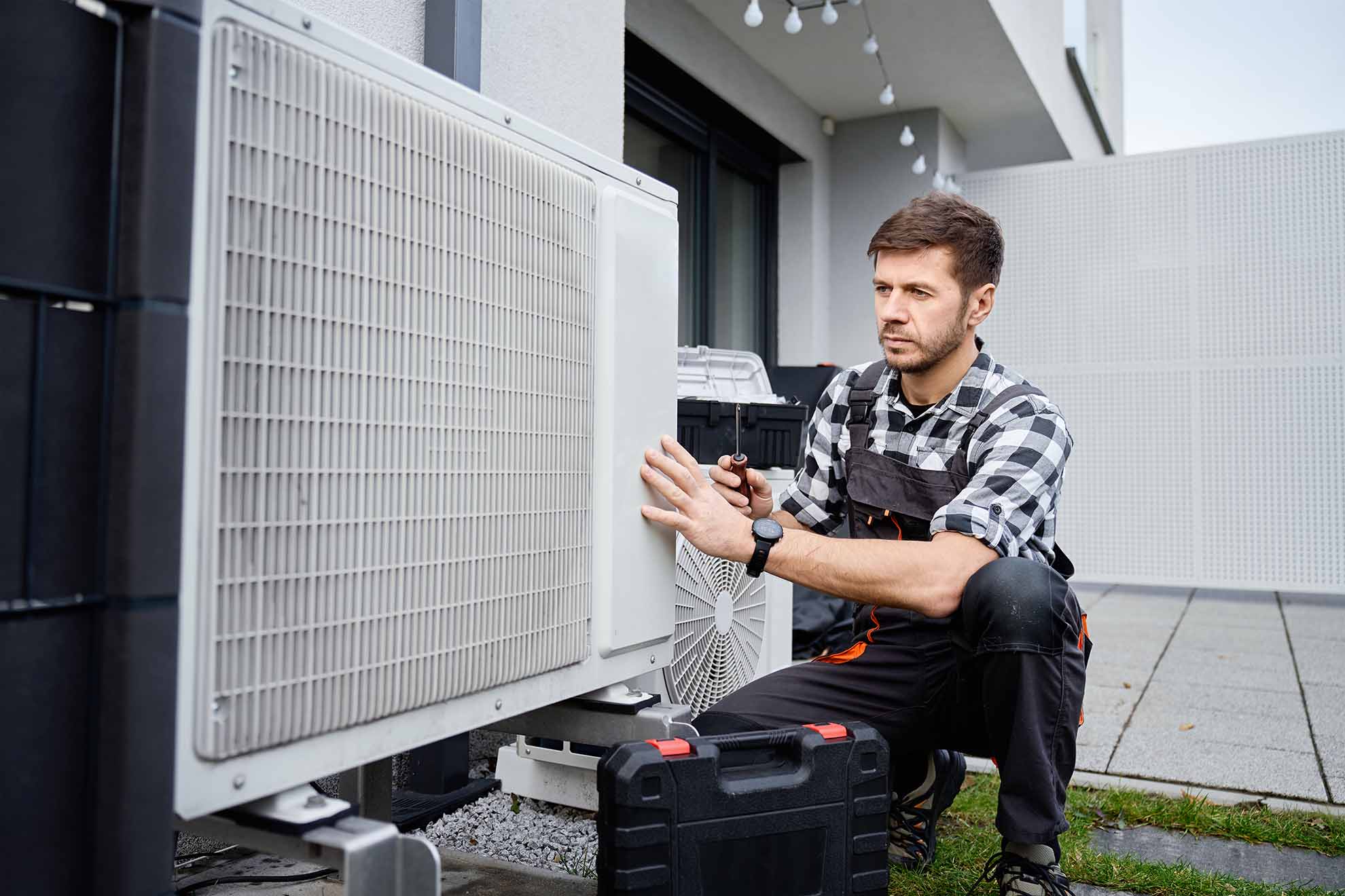 Technik AIRON při instalaci tepelného čerpadla